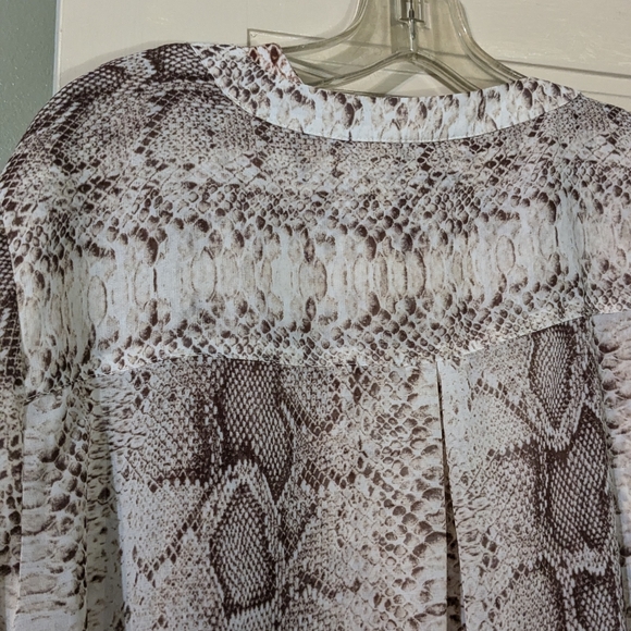 A two-piece animal print jacket and dress set - Picture 5 of 7